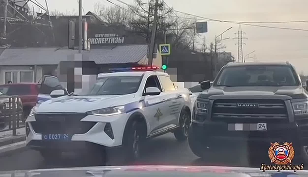 Госавтоинспекторы помогли беременной женщине добраться в роддом