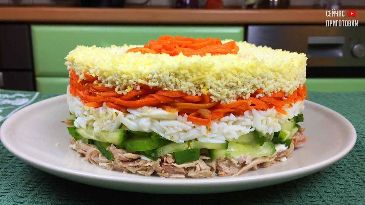 Слоеный салат к празднику: быстро, экономно и очень красиво