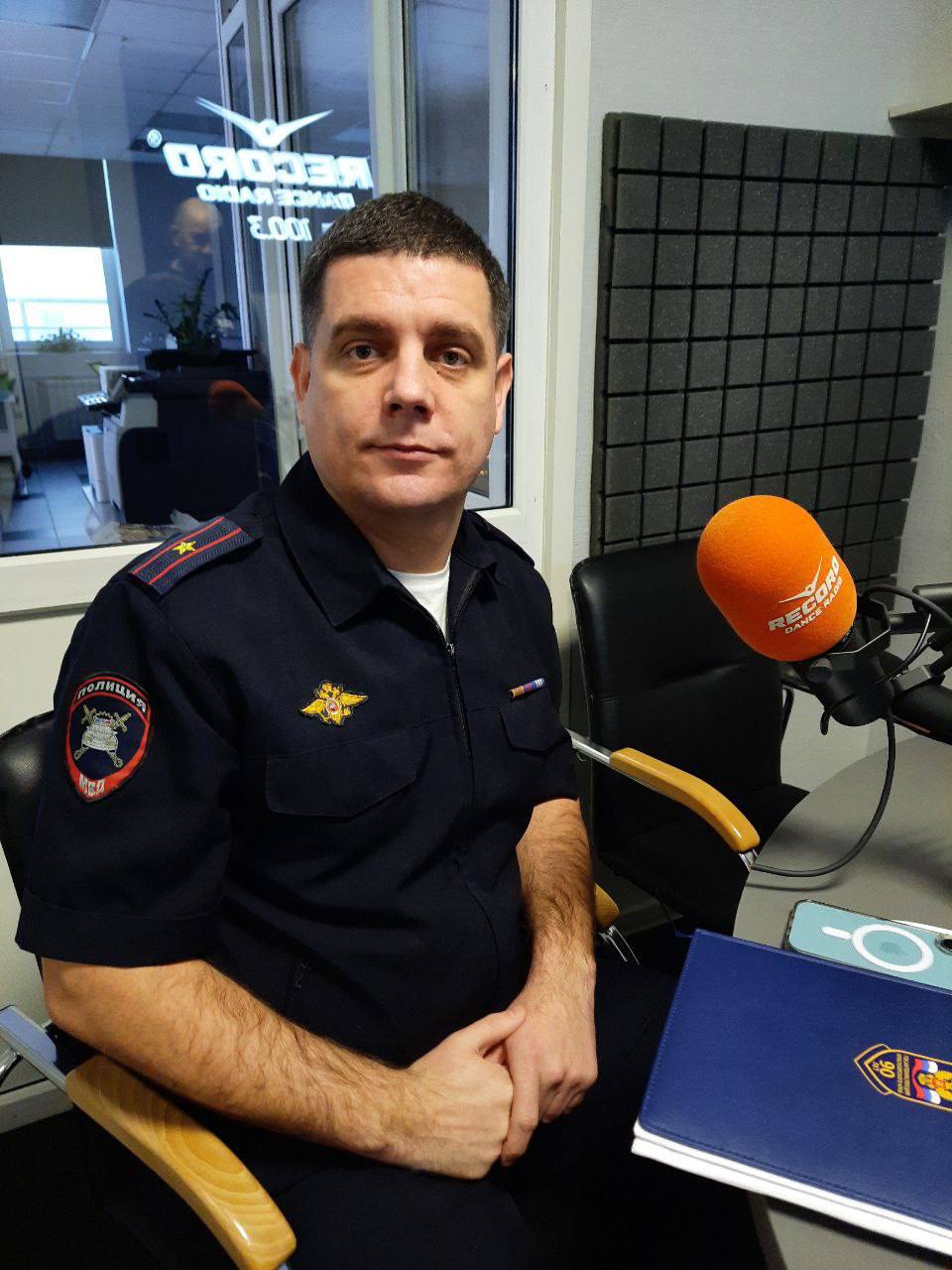 Прямо сейчас в эфире радио Рекорд Красноярск обсуждаем тему: «Весна на дорогах: межсезонье, сезонные риски и безопасность на загородных трассах»