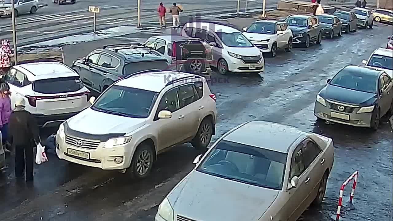 Школьница поскользнулась и попала под машину на правобережье Красноярска