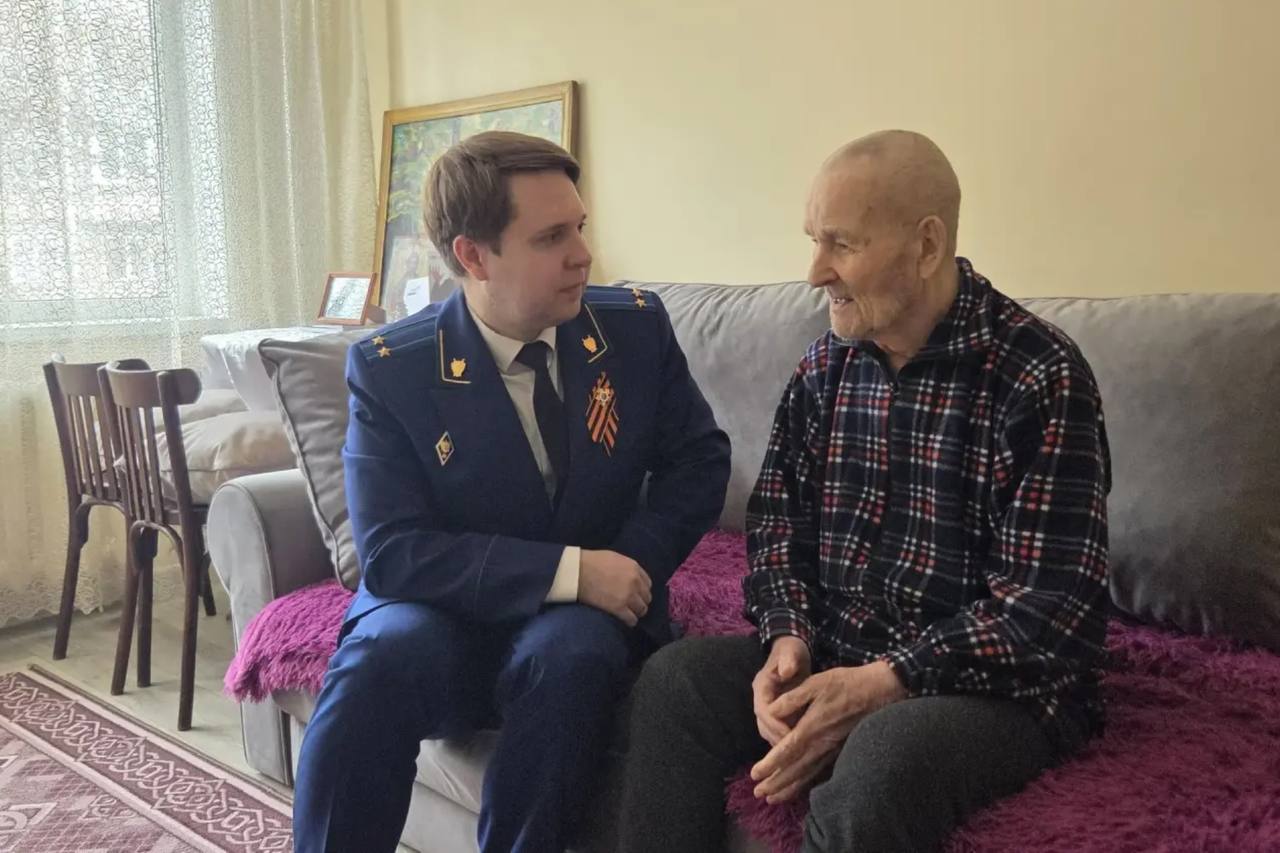 Работники прокуратуры поздравили со 100-летним юбилеем ветерана Великой Отечественной войны Алексея Сергеевича Заборцева