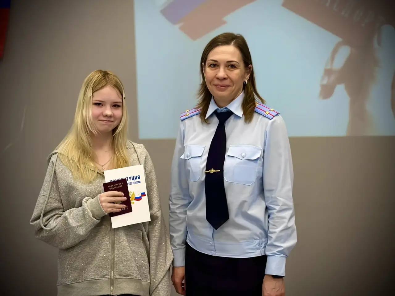 В Ачинском округе состоялась торжественная церемония вручения паспортов гражданина РФ, приуроченная ко Дню воссоединения Крыма с Россией В Ачинском округе состоялась торжественная церемония вручения паспортов гражданина РФ, приуроченная ко Дню воссоединения Крыма с Россией