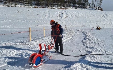 Спасатели распилили лед на Красноярском водохранилище