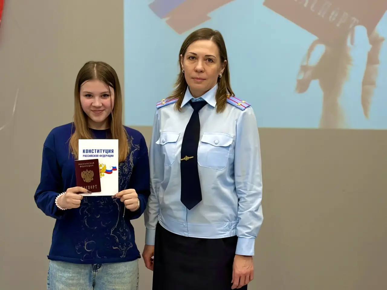 В Ачинском округе состоялась торжественная церемония вручения паспортов гражданина РФ, приуроченная ко Дню воссоединения Крыма с Россией В Ачинском округе состоялась торжественная церемония вручения паспортов гражданина РФ, приуроченная ко Дню воссоединения Крыма с Россией