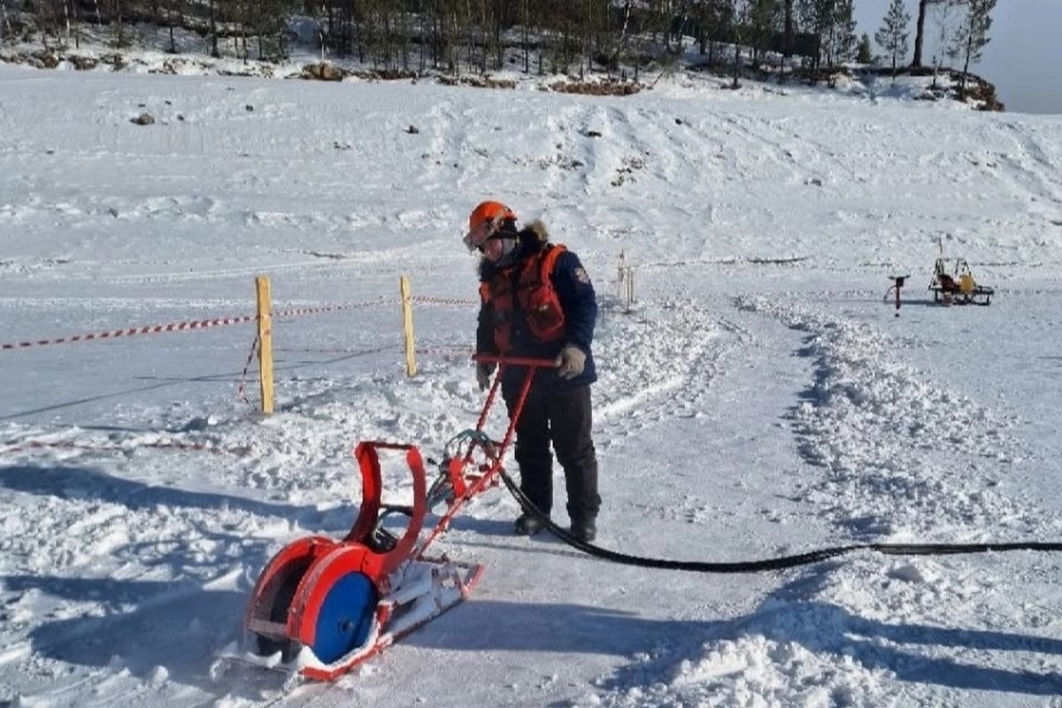 Спасатели продолжают пилить и рушить лед