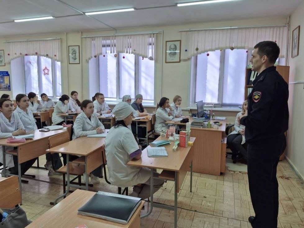 Сотрудники красноярской Госавтоинспекции в рамках «Декады дорожной безопасности детей» проводят со школьниками и студентами профилактические занятия по правилам дорожного движения Сотрудники красноярской Госавтоинспекции в рамках «Декады дорожной безопасности детей» проводят со школьниками и студентами профилактические занятия по правилам дорожного движения