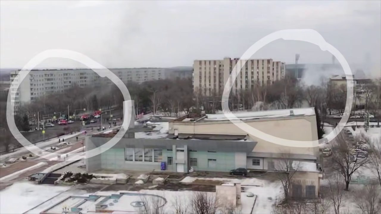 В Сосновоборске тушат пожар в подземном кабельном канале