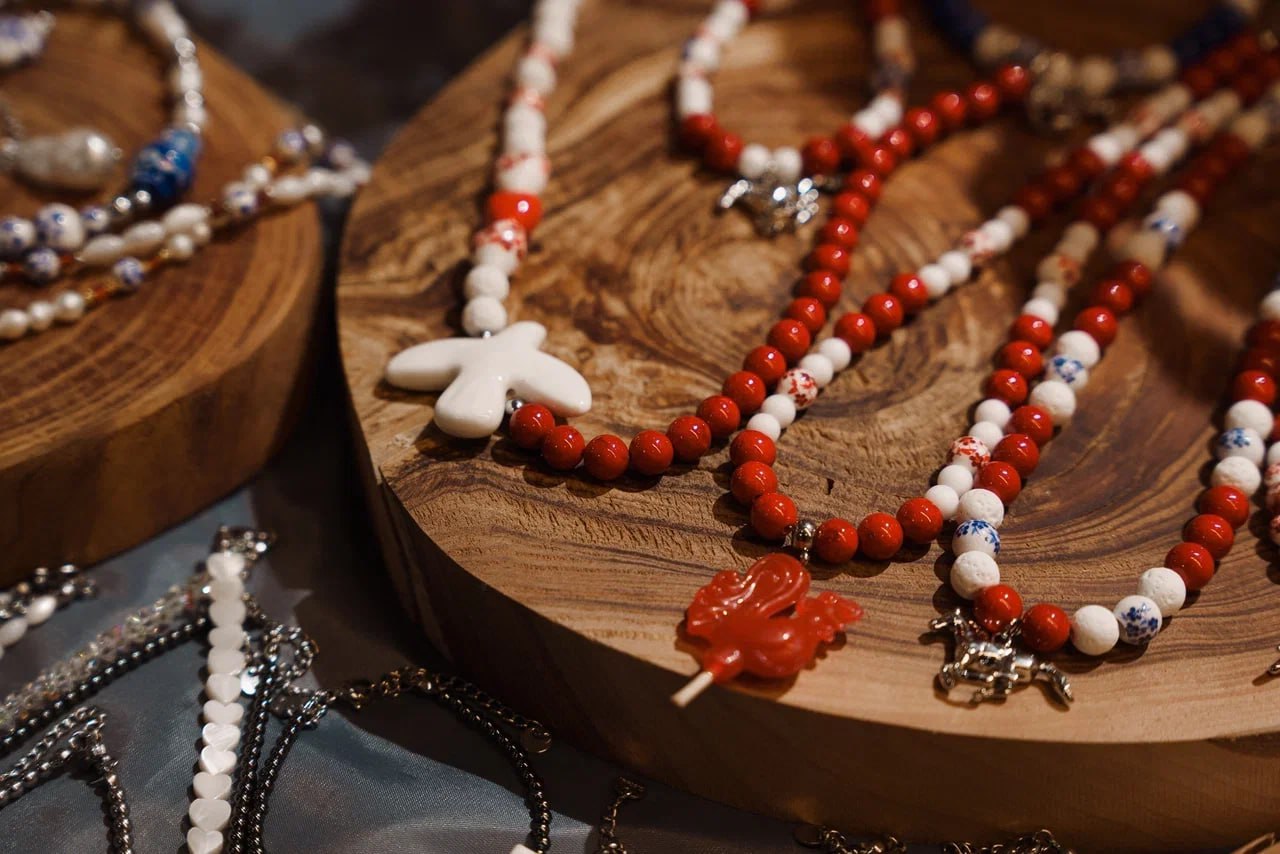 Многие из нас надевают серьги, чтобы завершить образ, или подбирают кольцо под настроение