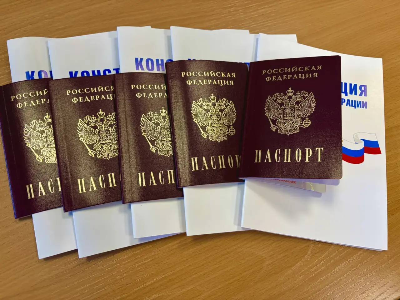 В Ачинском округе состоялась торжественная церемония вручения паспортов гражданина РФ, приуроченная ко Дню воссоединения Крыма с Россией В Ачинском округе состоялась торжественная церемония вручения паспортов гражданина РФ, приуроченная ко Дню воссоединения Крыма с Россией