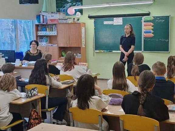 Сотрудники красноярской Госавтоинспекции в рамках «Декады дорожной безопасности детей» проводят со школьниками и студентами профилактические занятия по правилам дорожного движения Сотрудники красноярской Госавтоинспекции в рамках «Декады дорожной безопасности детей» проводят со школьниками и студентами профилактические занятия по правилам дорожного движения