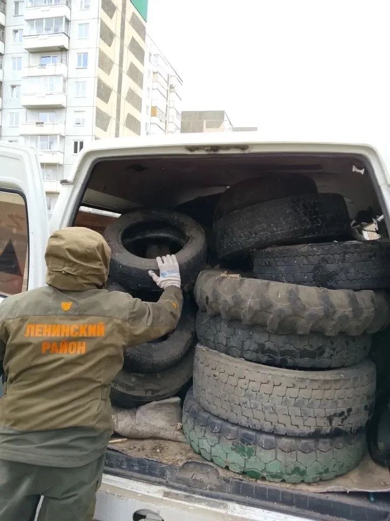 Вот такую гору старых покрышек вывезла наша мобильная бригада накануне Вот такую гору старых покрышек вывезла наша мобильная бригада накануне