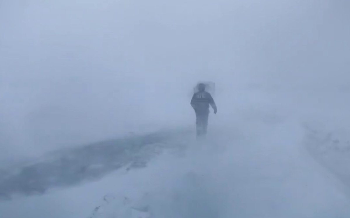 В центре Красноярского края ограничили движение автобусов из-за гололеда и снега
