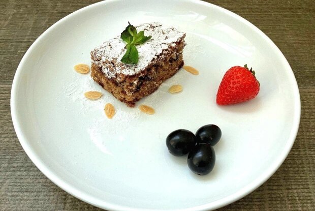 Нежный ореховый бисквит с вяленой клюквой для теплых встреч