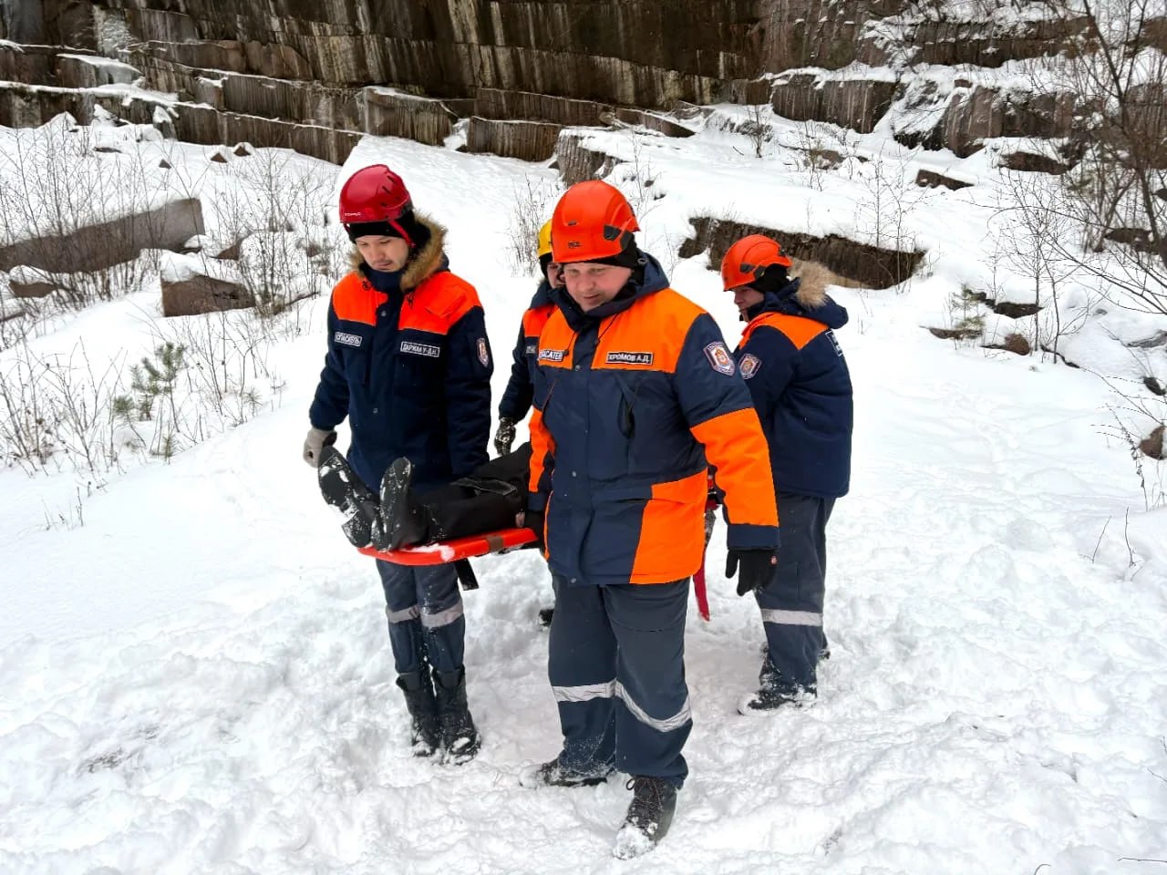 На «Красноярских Столбах» накануне спасатели эвакуировали 55-летнюю женщину с травмой руки На «Красноярских Столбах» накануне спасатели эвакуировали 55-летнюю женщину с травмой руки