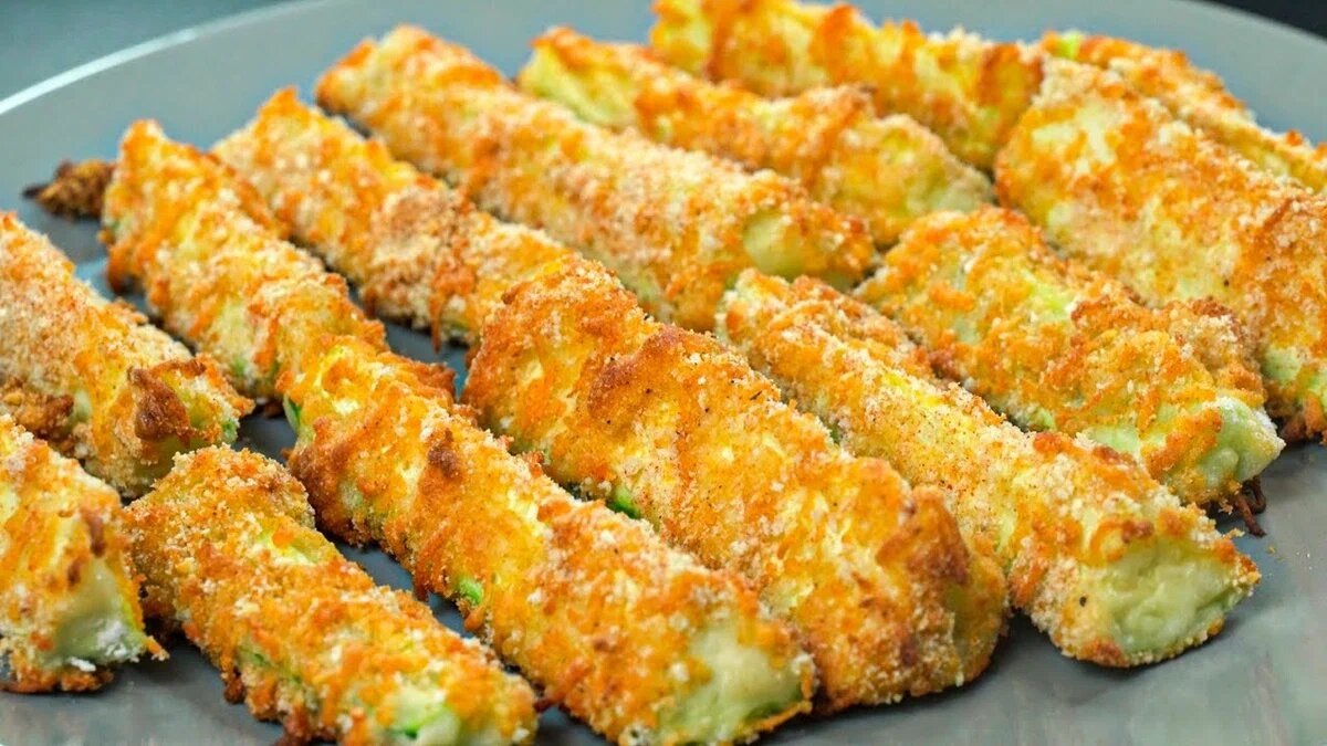 С хрустящей сырной корочкой: гриль-палочки из кабачков