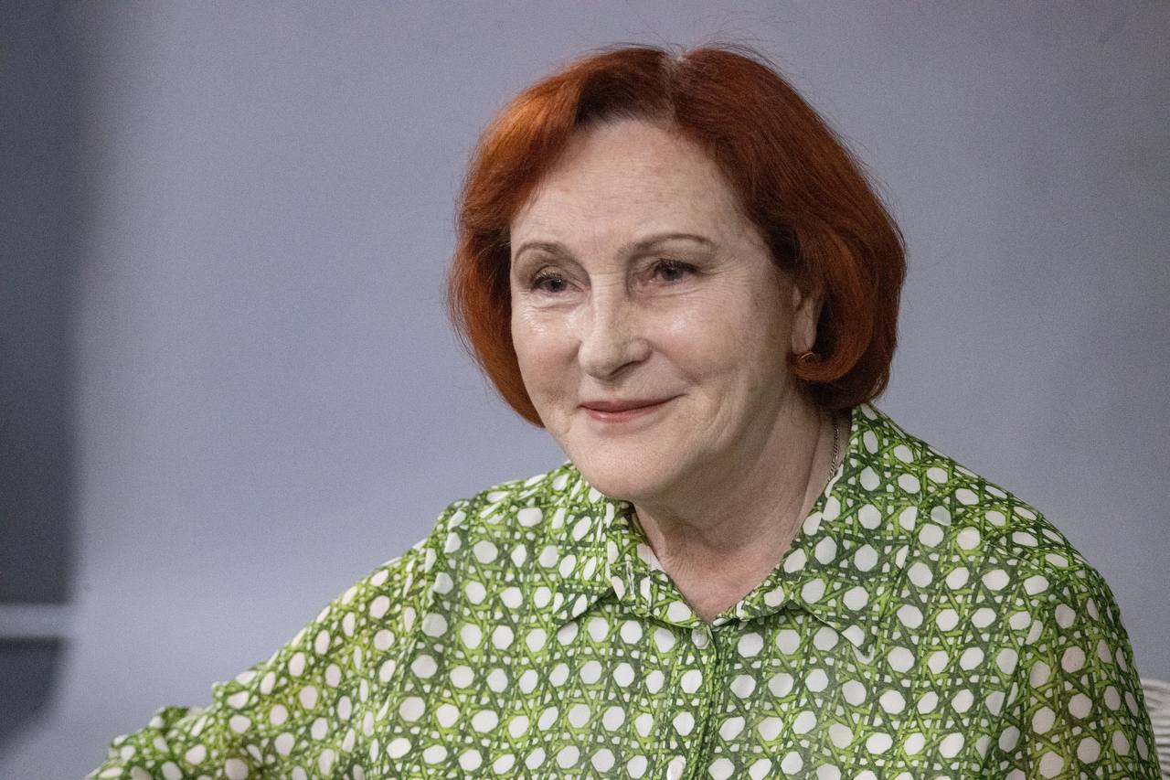 Коллеги и сотрудники аппарата краевого парламента поздравляют с днем рождения депутата Веру Оськину