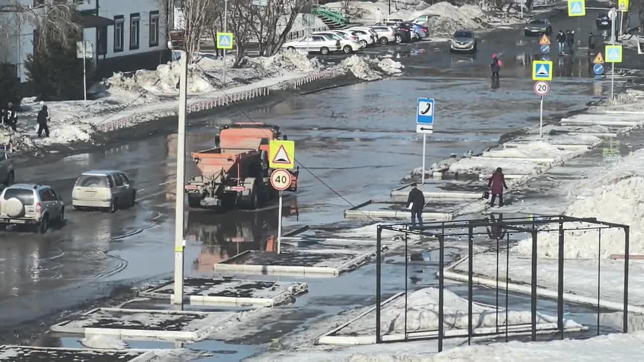 Видео дня: водитель спецтехники ездит туда-сюда по луже, создавая «волны» в Назарово