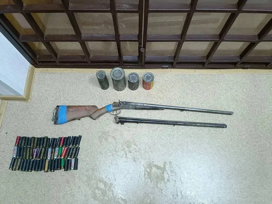 Незаконное оружие и боеприпасы полицейские изъяли у 70-летнего жителя Лесосибирска Незаконное оружие и боеприпасы полицейские изъяли у 70-летнего жителя Лесосибирска