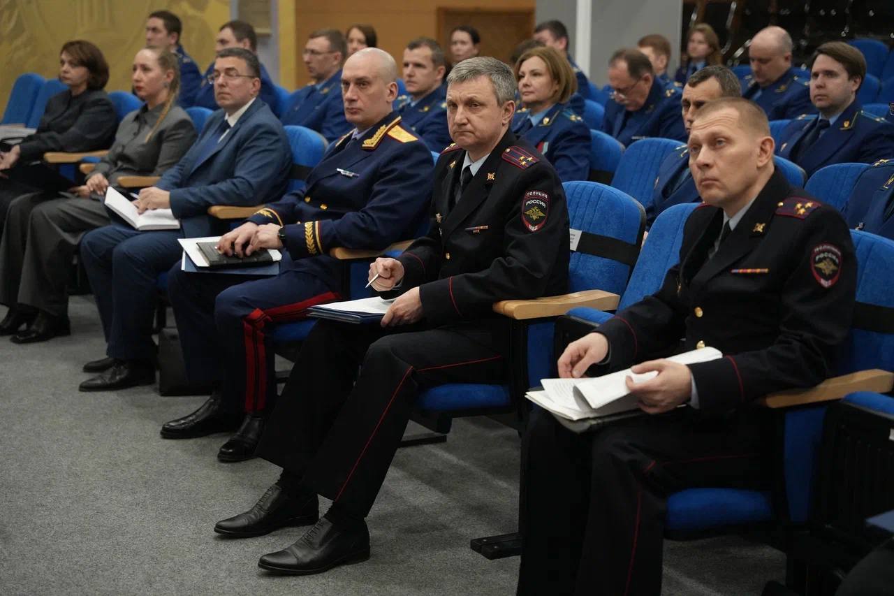 Резонансные нападения в школах, рост правонарушений среди несовершеннолетних и системные просчеты в профилактике — эти вопросы стали главными на расширенном заседании коллегии в прокуратуре Красноярского края Резонансные нападения в школах, рост правонарушений среди несовершеннолетних и системные просчеты в профилактике — эти вопросы стали главными на расширенном заседании коллегии в прокуратуре Красноярского края