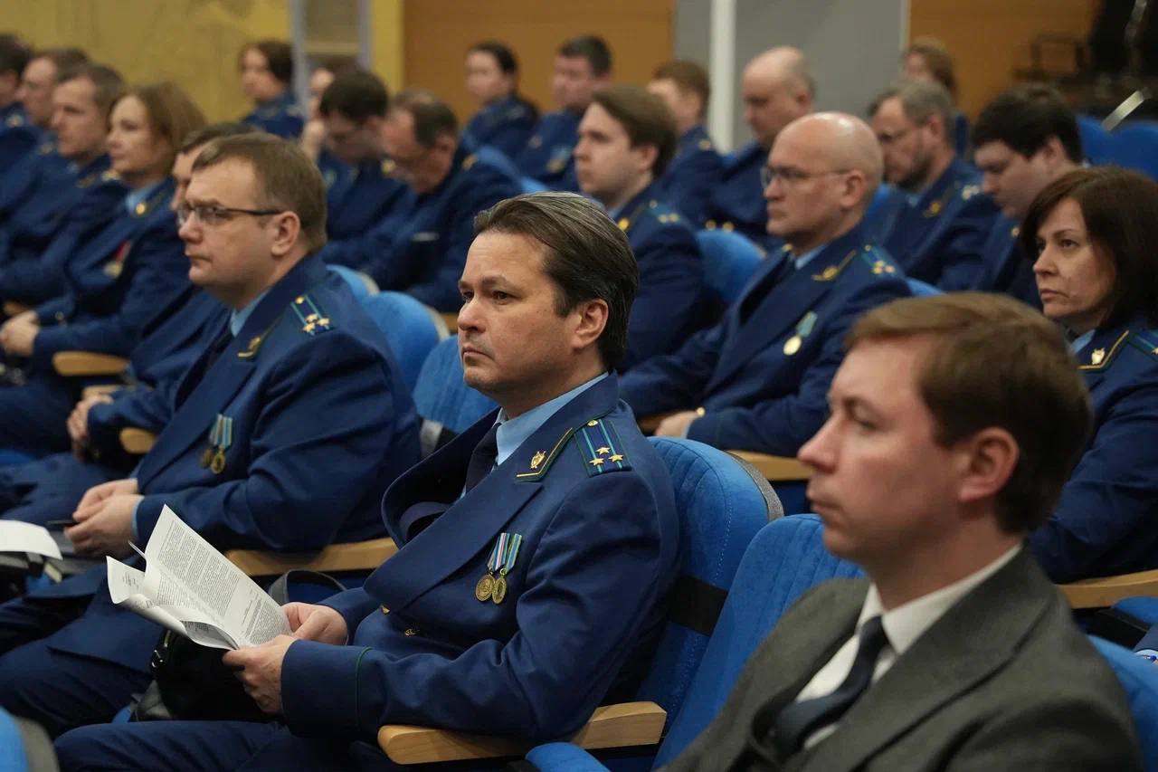 Резонансные нападения в школах, рост правонарушений среди несовершеннолетних и системные просчеты в профилактике — эти вопросы стали главными на расширенном заседании коллегии в прокуратуре Красноярского края Резонансные нападения в школах, рост правонарушений среди несовершеннолетних и системные просчеты в профилактике — эти вопросы стали главными на расширенном заседании коллегии в прокуратуре Красноярского края