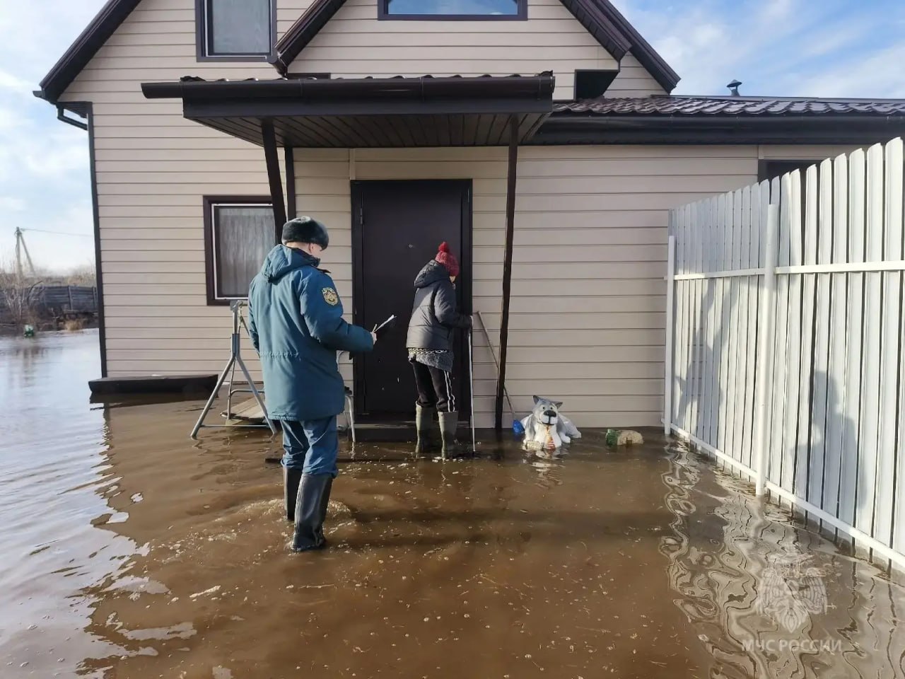 В посёлке Дрокино подтоплены 25 участков и один жилой дом из-за таяния снега В посёлке Дрокино подтоплены 25 участков и один жилой дом из-за таяния снега