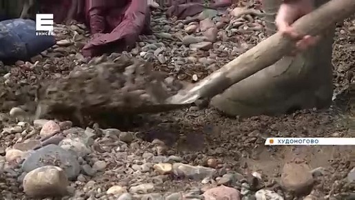 Талые воды смыли единственную дорогу в деревню Худоногово под Красноярском