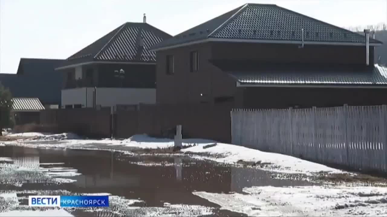 Поля и дома в одном из микрорайонов рядом с Дрокино затопило