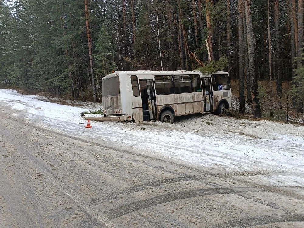 В Минусинском округе автобус съехал в кювет