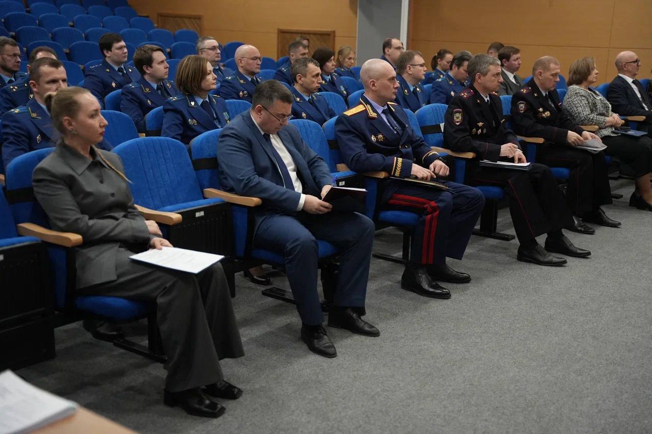 Резонансные нападения в школах, рост правонарушений среди несовершеннолетних и системные просчеты в профилактике — эти вопросы стали главными на расширенном заседании коллегии в прокуратуре Красноярского края Резонансные нападения в школах, рост правонарушений среди несовершеннолетних и системные просчеты в профилактике — эти вопросы стали главными на расширенном заседании коллегии в прокуратуре Красноярского края