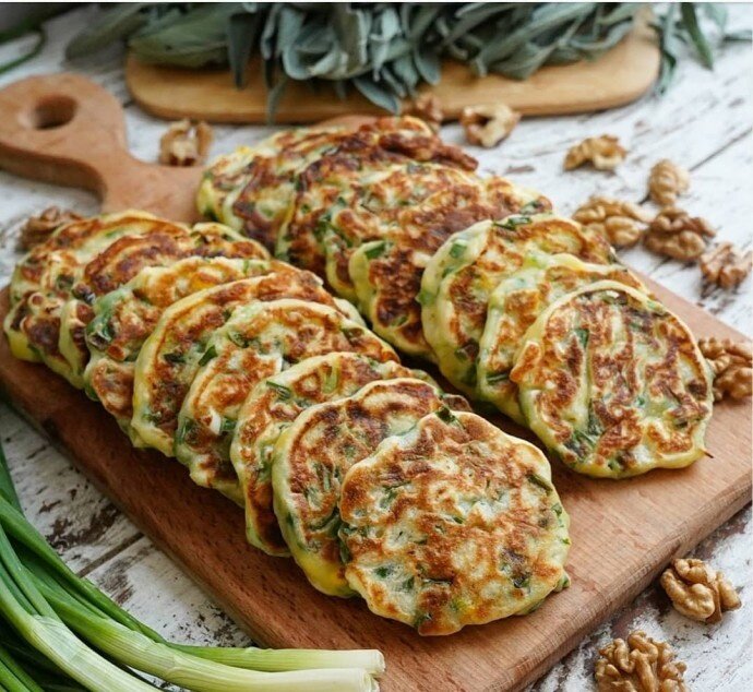 Вкусные оладьи с яйцом и зелёным луком: рецепт, который не оставит равнодушным