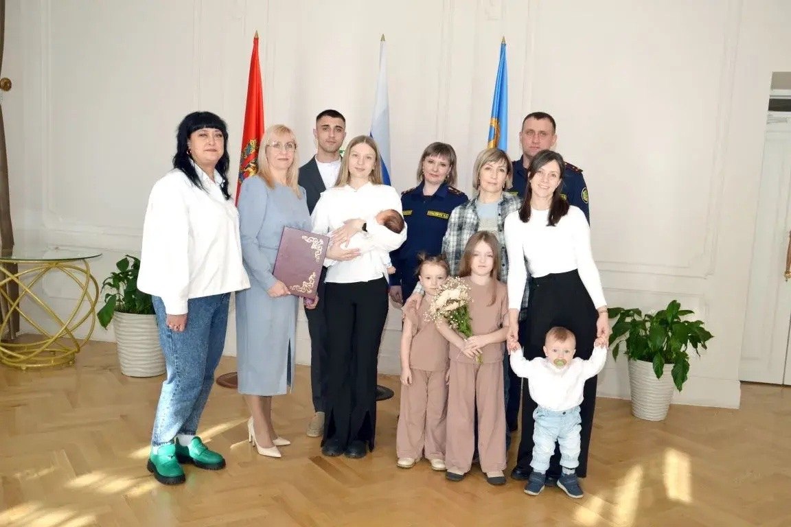 В Минусинском ЗАГСе впервые прошло чествование родителей новорождённого ребёнка В Минусинском ЗАГСе впервые прошло чествование родителей новорождённого ребёнка