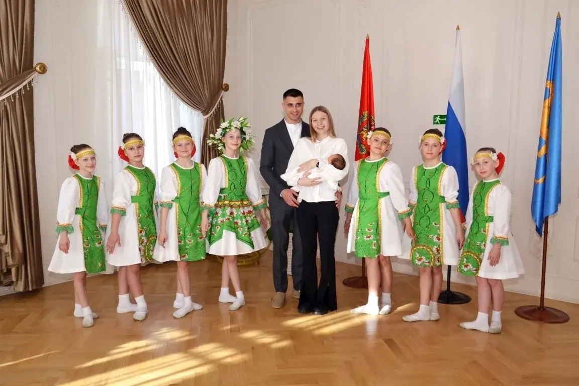 В Минусинском ЗАГСе впервые прошло чествование родителей новорождённого ребёнка В Минусинском ЗАГСе впервые прошло чествование родителей новорождённого ребёнка