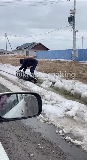 Лайфхак от жителей Сухобузимского: как прочистить водоотводные каналы