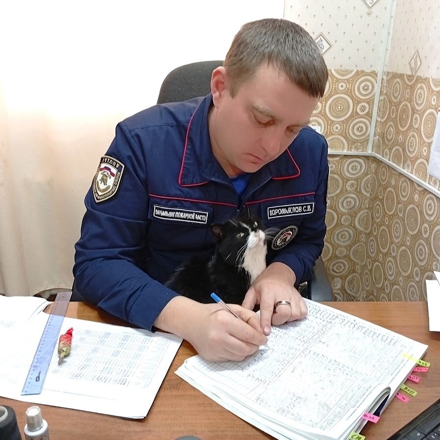 Пожарные из поселка Первоманск показали своего пушистого сотрудника Пожарные из поселка Первоманск показали своего пушистого сотрудника