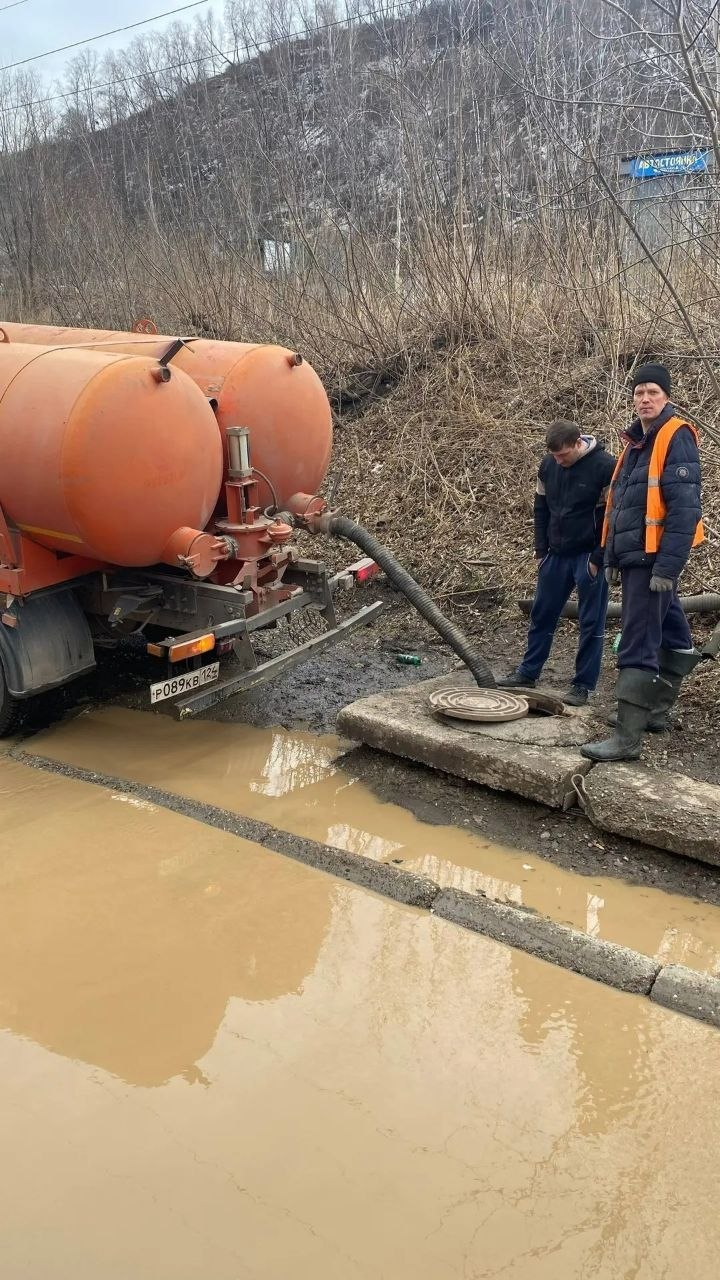 Более 120 рабочих откачивают воду с дорог и подметают тротуары