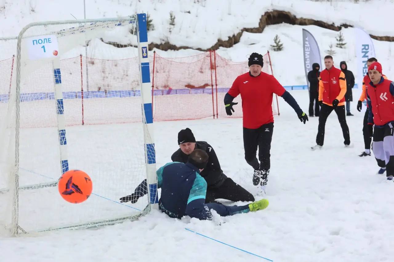 Суперкубок Красноярска по зимнему футболу перестал быть чисто локальным турниром «для своих» — его организаторы сделали всё, чтобы раскрутить событие Суперкубок Красноярска по зимнему футболу перестал быть чисто локальным турниром «для своих» — его организаторы сделали всё, чтобы раскрутить событие
