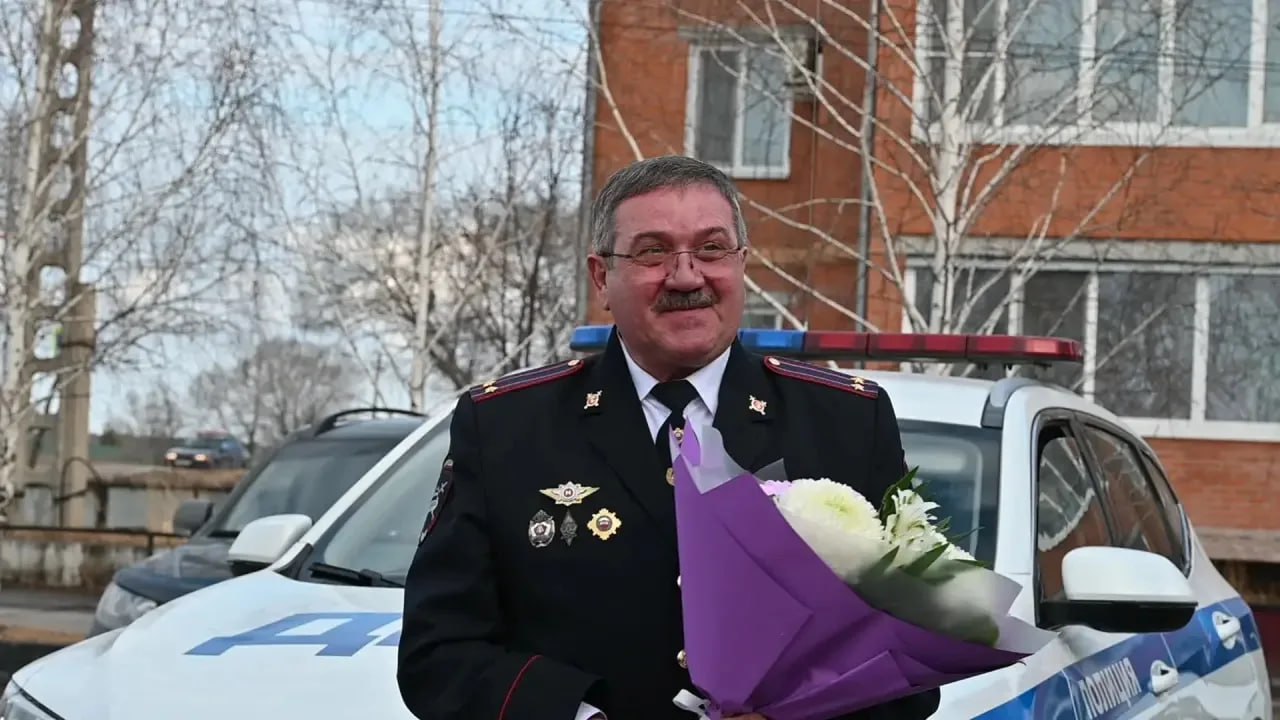 В Минусинске проводили на заслуженный отдых известного сотрудника ГАИ
