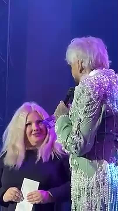 Филипп Киркоров подарил букет цветов красноярке