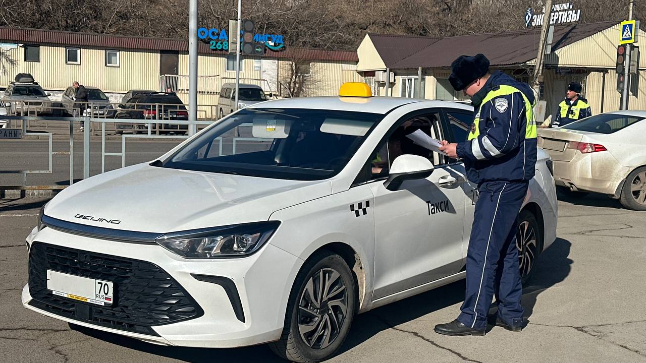 В Красноярском крае сотрудники Госавтоинспекции провели профилактическое мероприятие «Легковое такси» В Красноярском крае сотрудники Госавтоинспекции провели профилактическое мероприятие «Легковое такси»