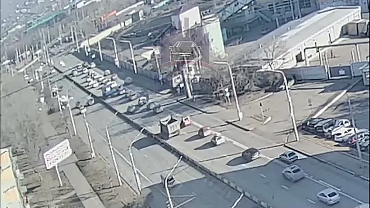 Огромная пробка собралась на улице Тотмина в Красноярске из-за ДТП с 4 машинами