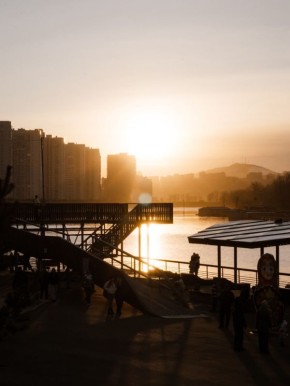 Ярыгинская набережная. Фото: Илья Елисеев Читать нас можно и в MAX