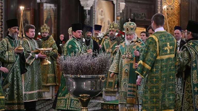 Патриарх Московский и всея Руси Кирилл в Лазареву субботу совершил богослужение в храме Христа Спасителя в Москве и освятил вербы и пальмовые ветви (вайи)