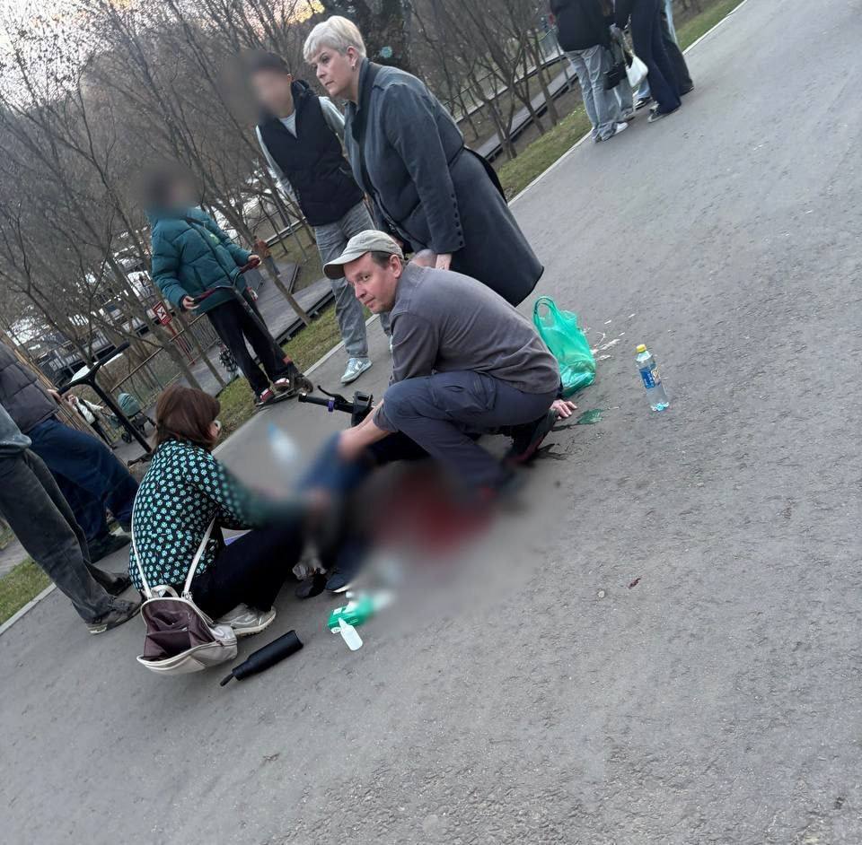 В Москве две девочки на электросамокате сбили пенсионера В Москве две девочки на электросамокате сбили пенсионера