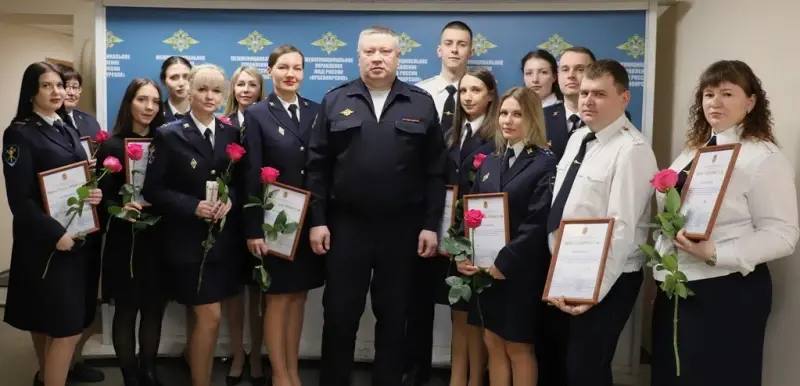 В красноярской полиции торжественно поздравили следователей с профессиональным праздником!