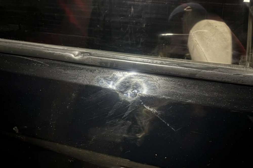 В Хакасии пьяный клиент повредил бутылкой автомобиль такси