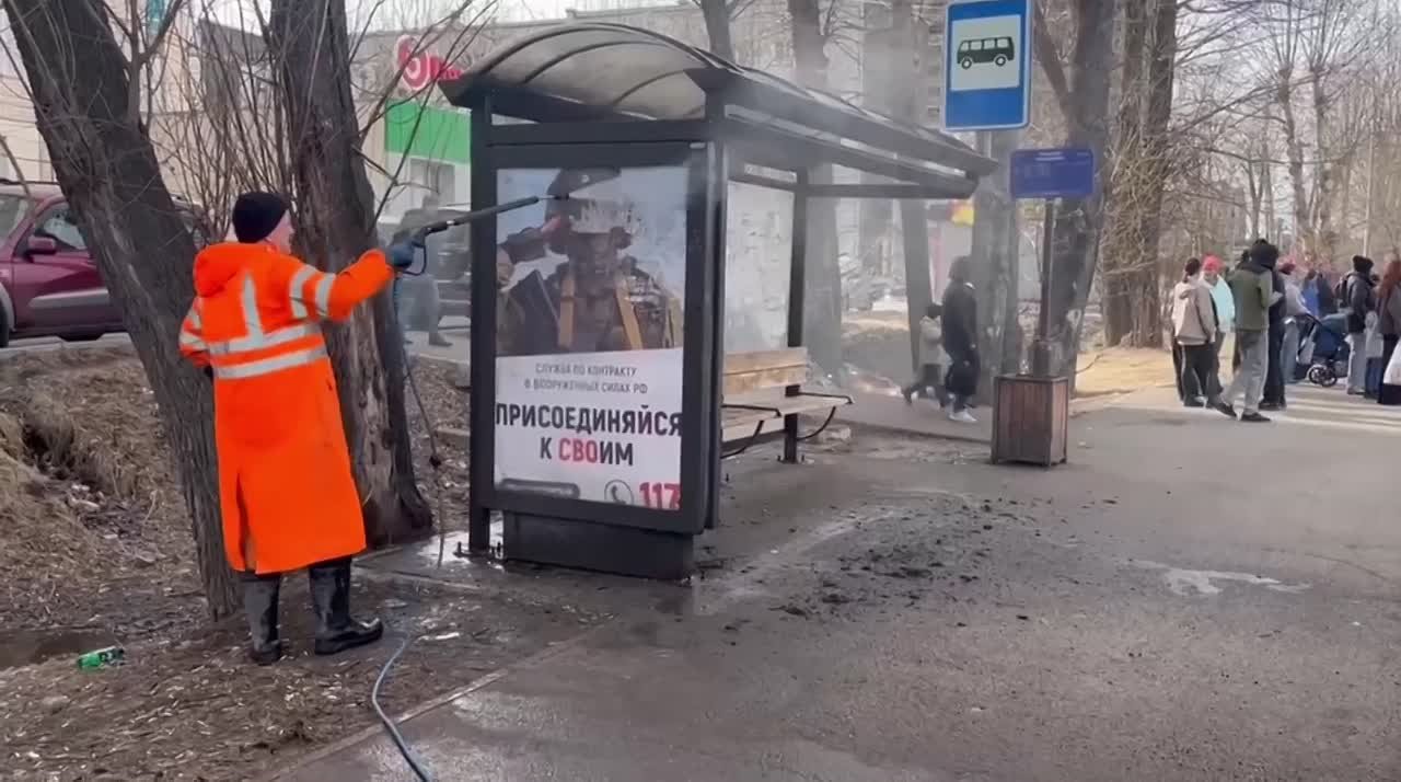 В Красноярске отмыли 298 остановок с начала весны