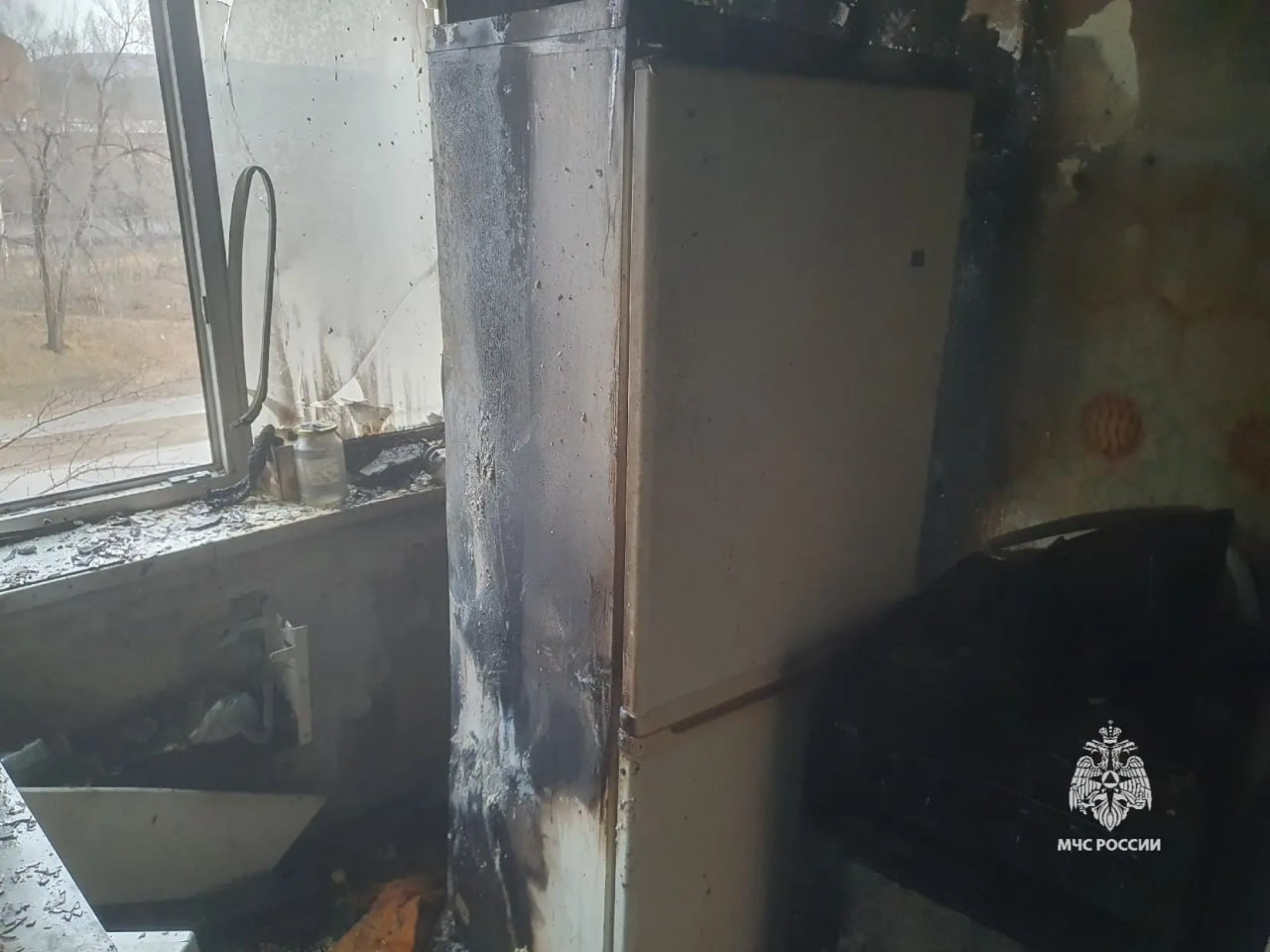 Замыкание холодильника в минусинской многоэтажке привело к пожару с эвакуацией жильцов