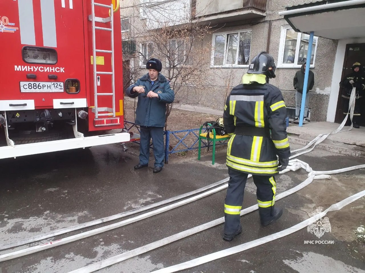 Замыкание холодильника в минусинской многоэтажке привело к пожару с эвакуацией жильцов Замыкание холодильника в минусинской многоэтажке привело к пожару с эвакуацией жильцов