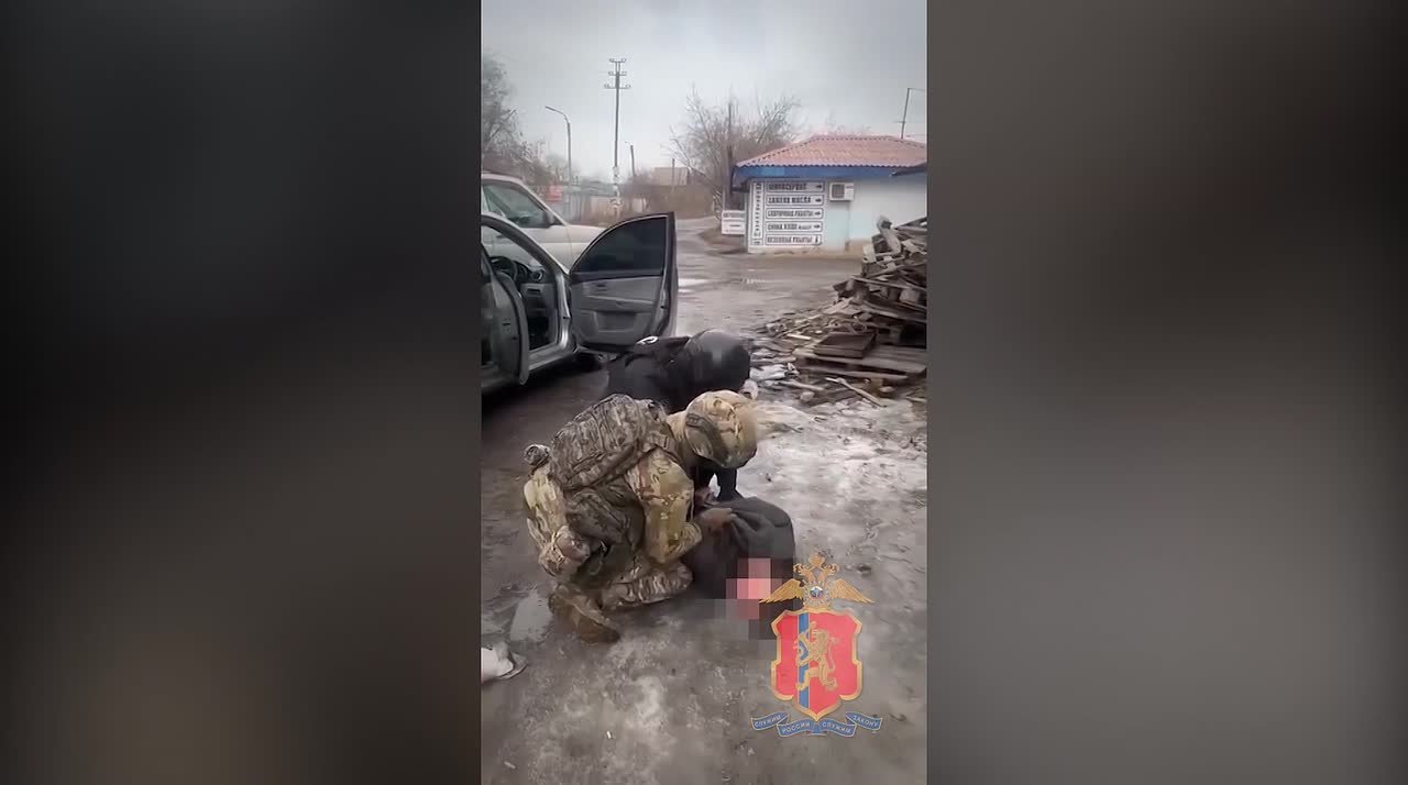 Оперативники уголовного розыска краевого Главка задержали участников организованной группы, подозреваемых в незаконном переоформлении более 50 гаражных боксов