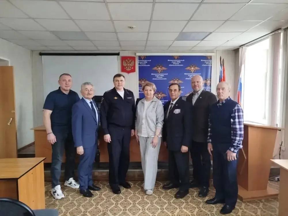 Члены Общественного совета при ГУ МВД России по Красноярскому краю во главе с председателем Валерием Васильевым, а также Ирина Багдасарьян и Юрий Тяжельников посетили МО МВД России «Емельяновский»